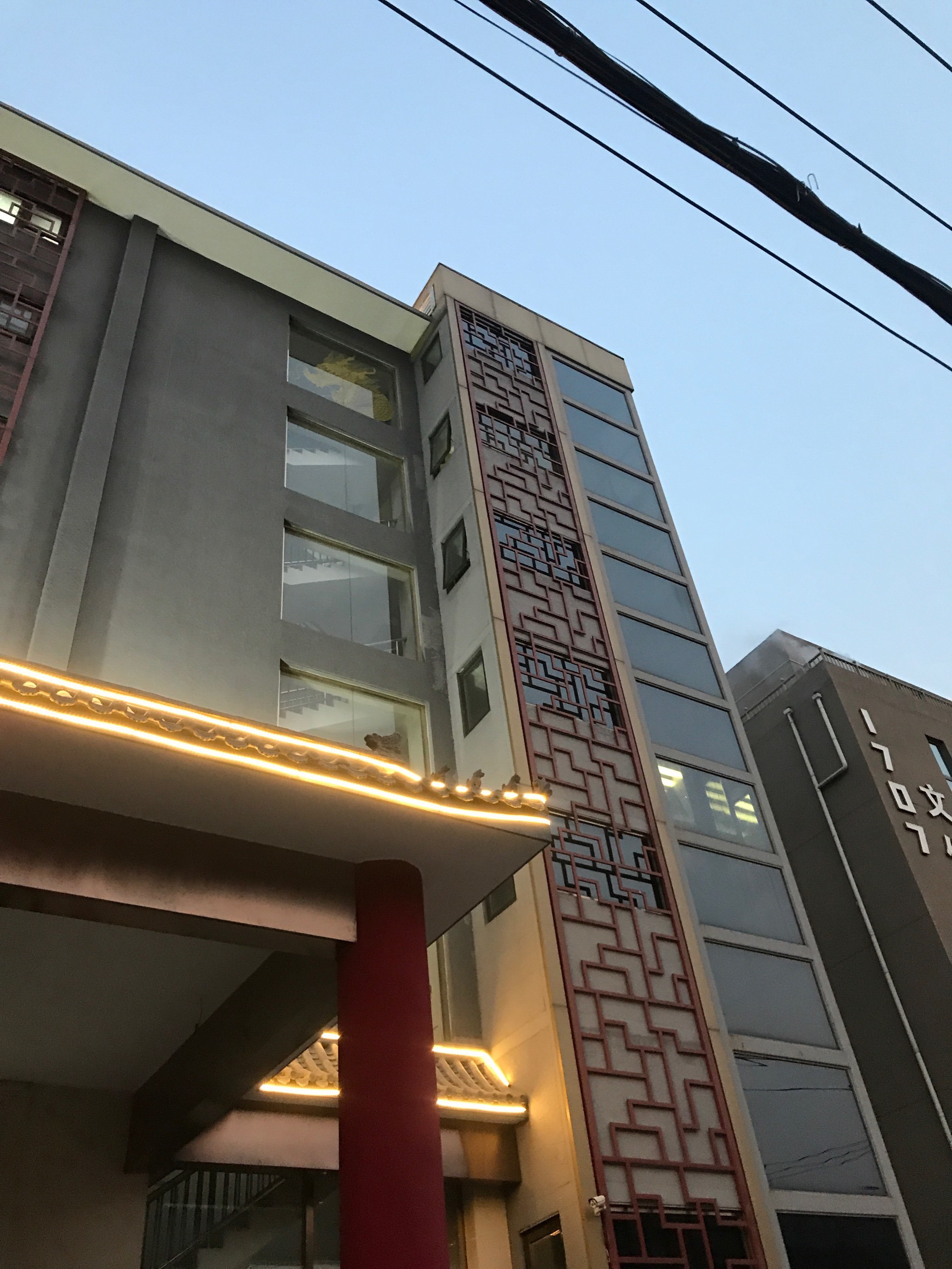 六洲:大厦位于北京朝阳区东边高碑店民俗文