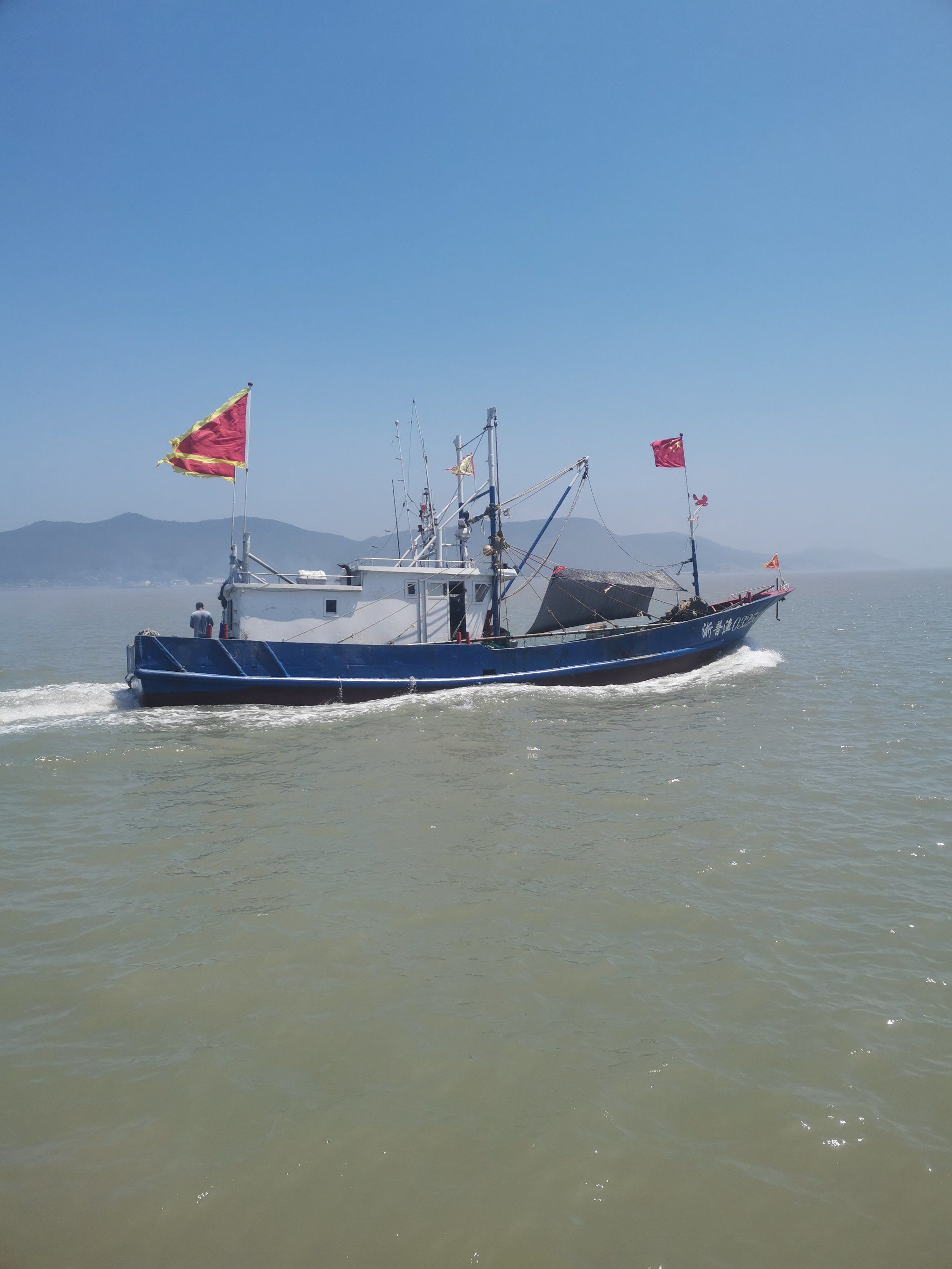 小船儿轻轻,海风轻轻吹