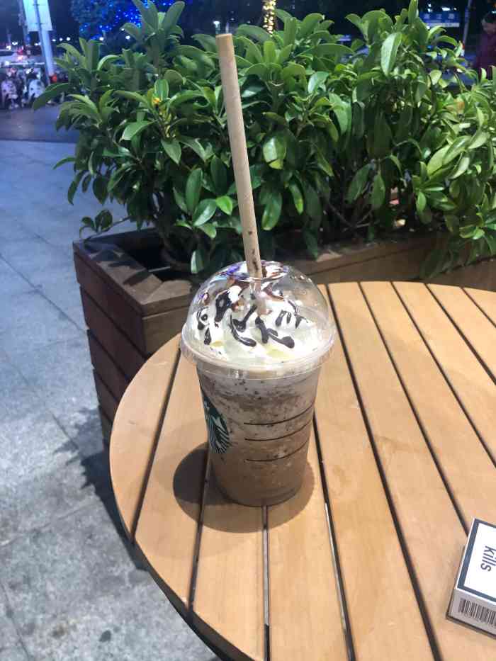 星巴克(桂林国贸益华城店)-"[薄荷]环境:异形的空间设计,现代简约.