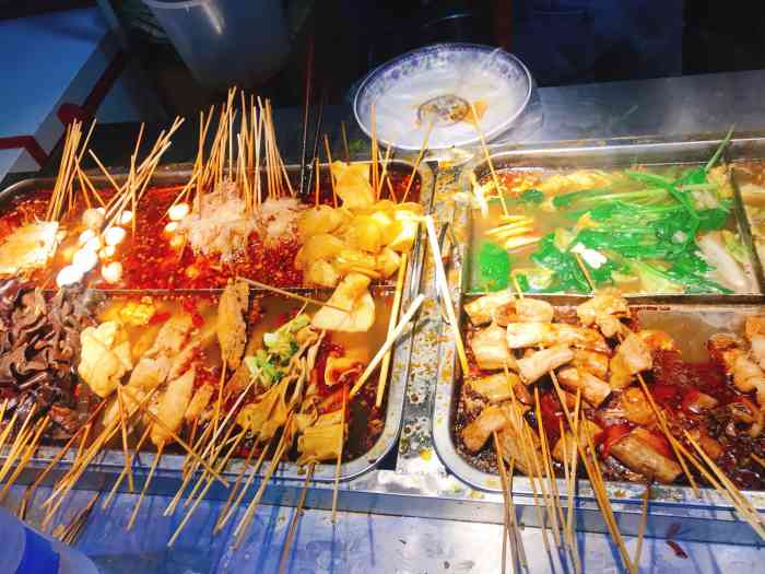 马路边儿串串香-"现在路边的水煮串儿可是越来越少见啦!这.