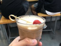 利利士士多啤梨拿铁-无牌咖啡&酒馆