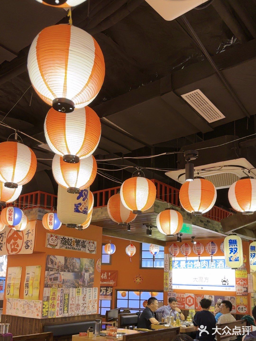 大魔方就挨着心岛地铁9号线，进到商场