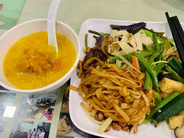 慧善堂素食-"在新加坡花园一期门口外,先付款领餐具,基.