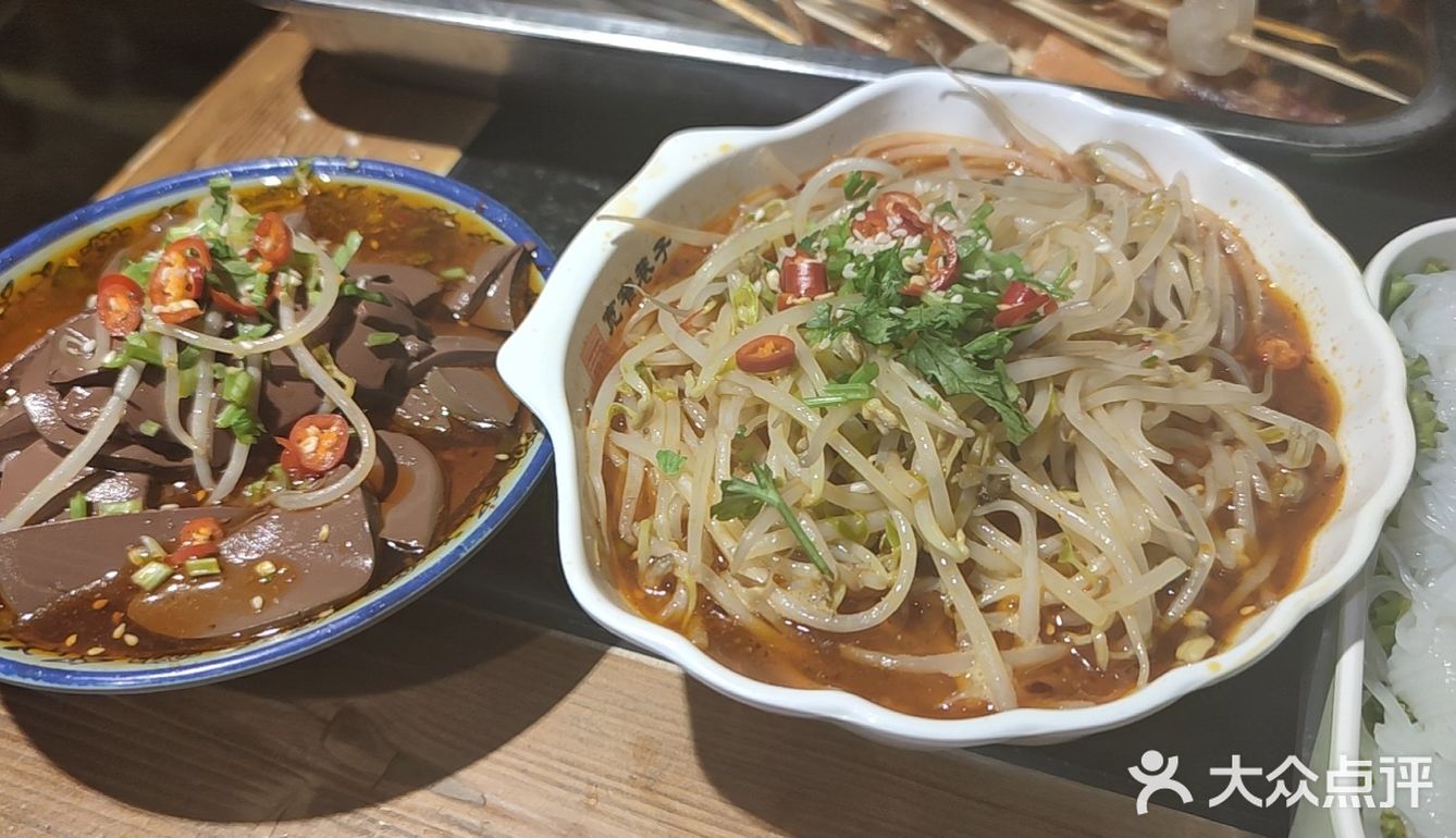 底下全是豆芽，他们家冒菜还是有点辣