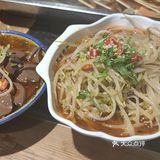 底下全是豆芽，他们家冒菜还是有点辣