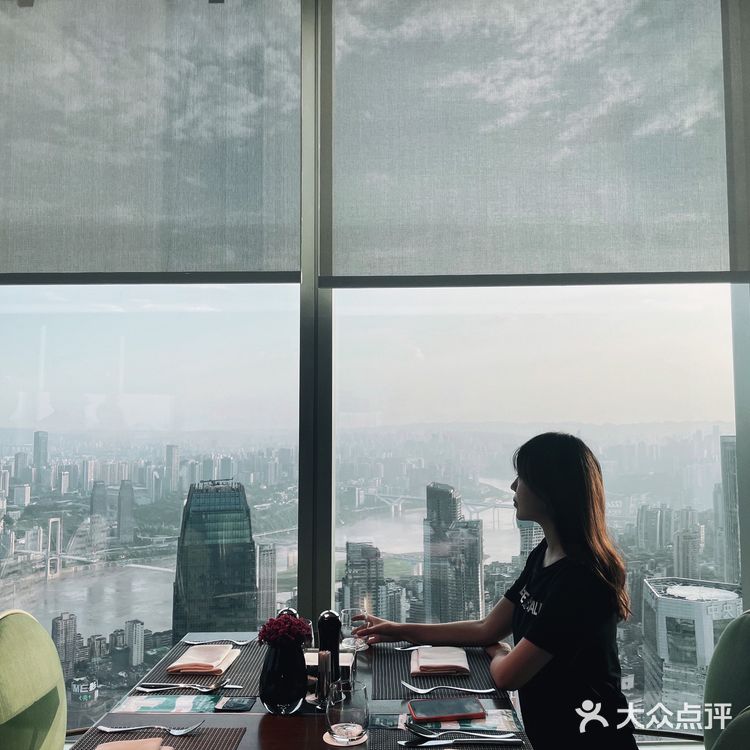重庆解放碑69楼高空海鲜自助餐厅，美景无限、美味无穷～