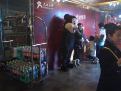 大家都和老鼠拍照-金庭庄园酒店彩虹厅