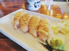 火炙焦糖三文鱼手握-坂吉屋·居酒屋深夜食堂(龙湖店)