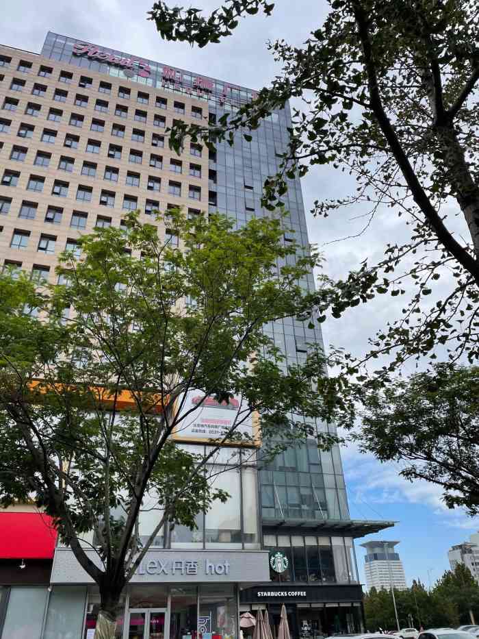 和瑞广场-"一家不大的综合体,商场里餐饮没有特别好的.