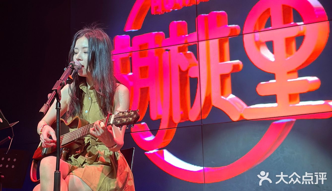 就是喜欢来胡桃里感受音乐+美食的氛围