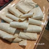 这家店号称是北京必吃的牛肉火锅，北京必吃的牛肉丸