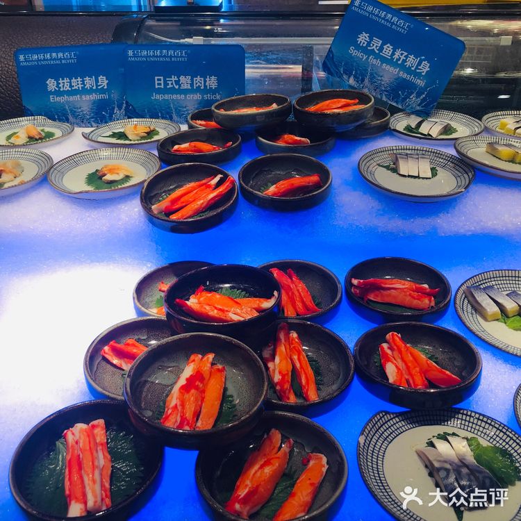 各种贝类 肉肉也很多 水果里面烤榴莲