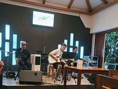 -Chom Cafe and Restaurant