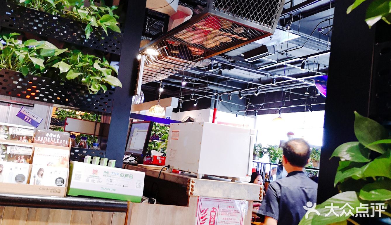 表示这个套餐有点少都没有吃饱，又点了好多吃的