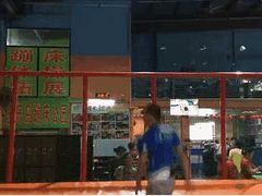教练演示蹦床教学动作-零度滑雪室内训练中心(莘庄店)