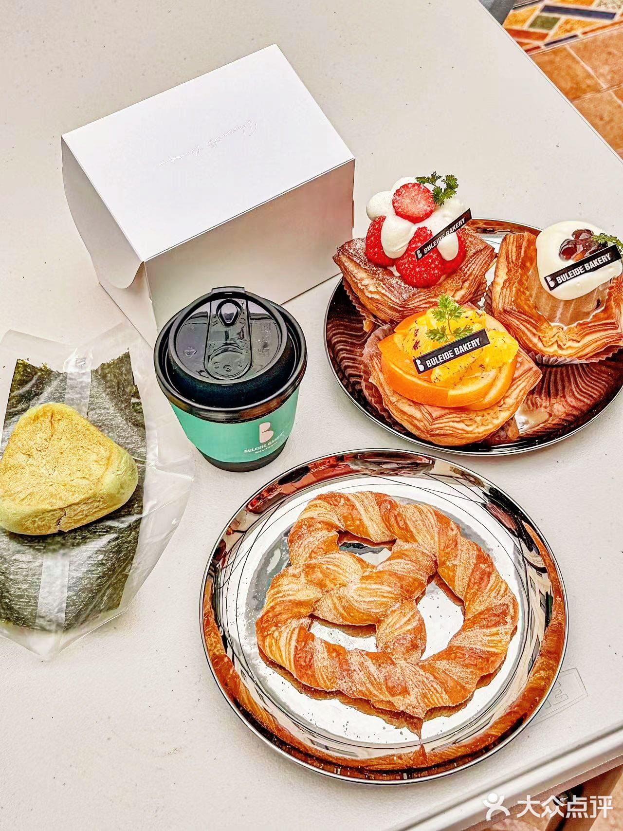 上海超火的面包店揭秘：不雷的面包，美味与创意的完美结合！