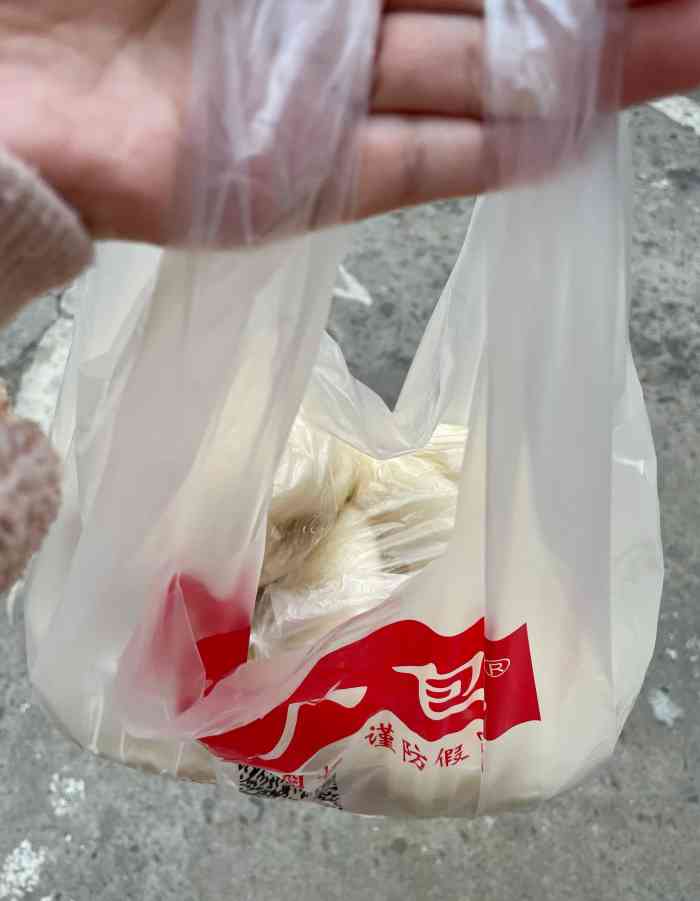 突然肚子饿了正好路过后西溪看到三皇街买个鸿运大包吃吃3元一个大肉