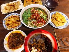 -爆炸头阿姨小四川正宗川味小吃(无任何分店)