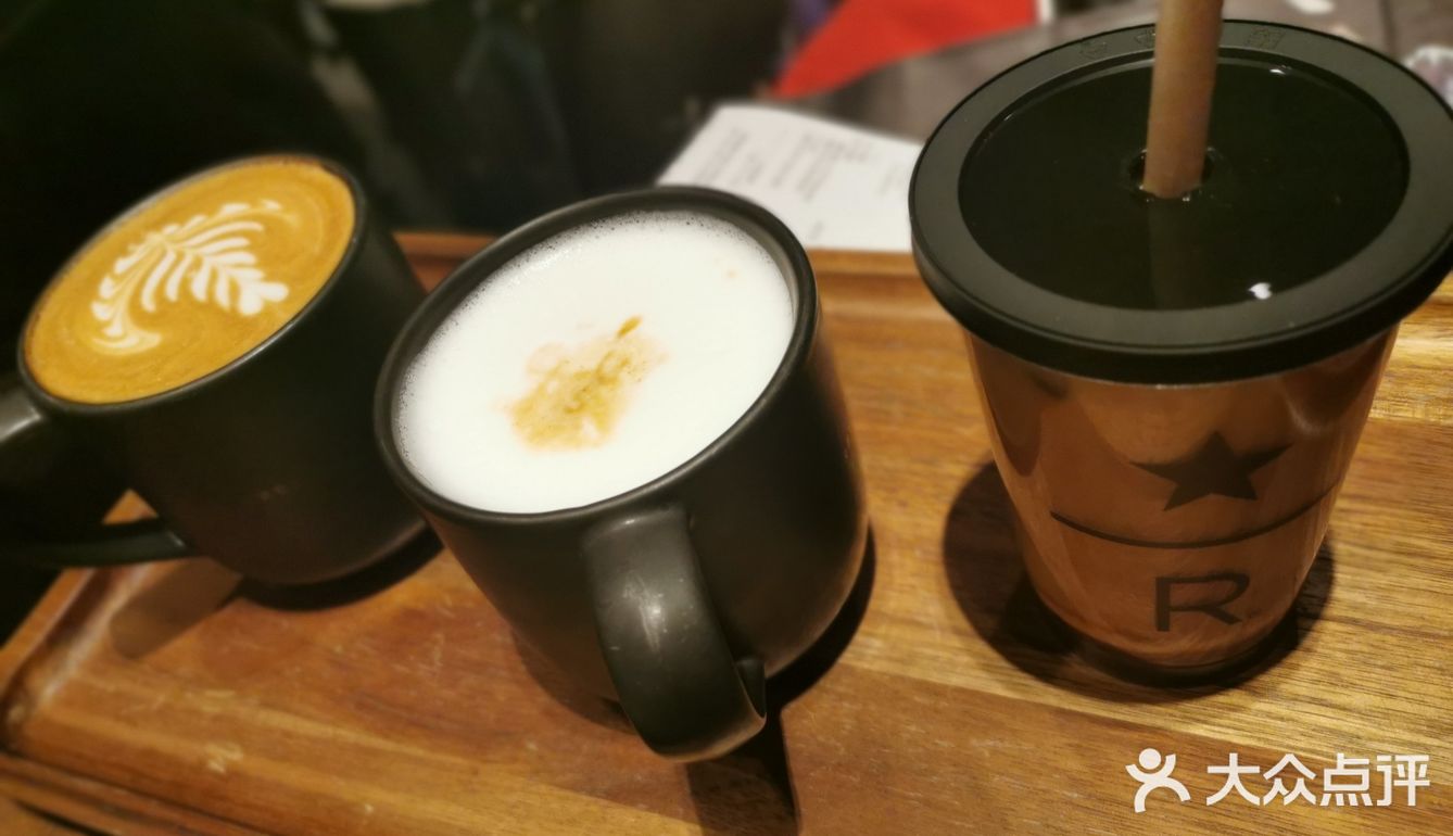 隔壁耐克店逛累，找了家星巴克歇脚，没想到这家是臻选店