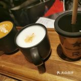隔壁耐克店逛累，找了家星巴克歇脚，没想到这家是臻选店