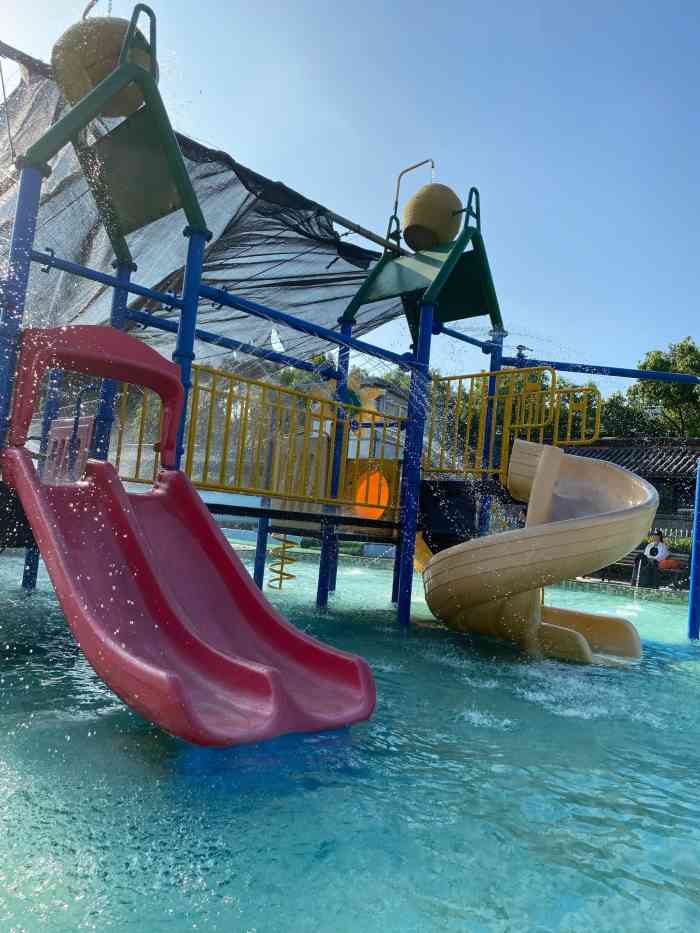 欢乐鱼乐园-"水上玩耍的面积太小,想玩的东西有点少.悲.