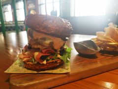 双蛋指椒牛肉汉堡-魏斯理汉堡(西安沣东吾悦店)