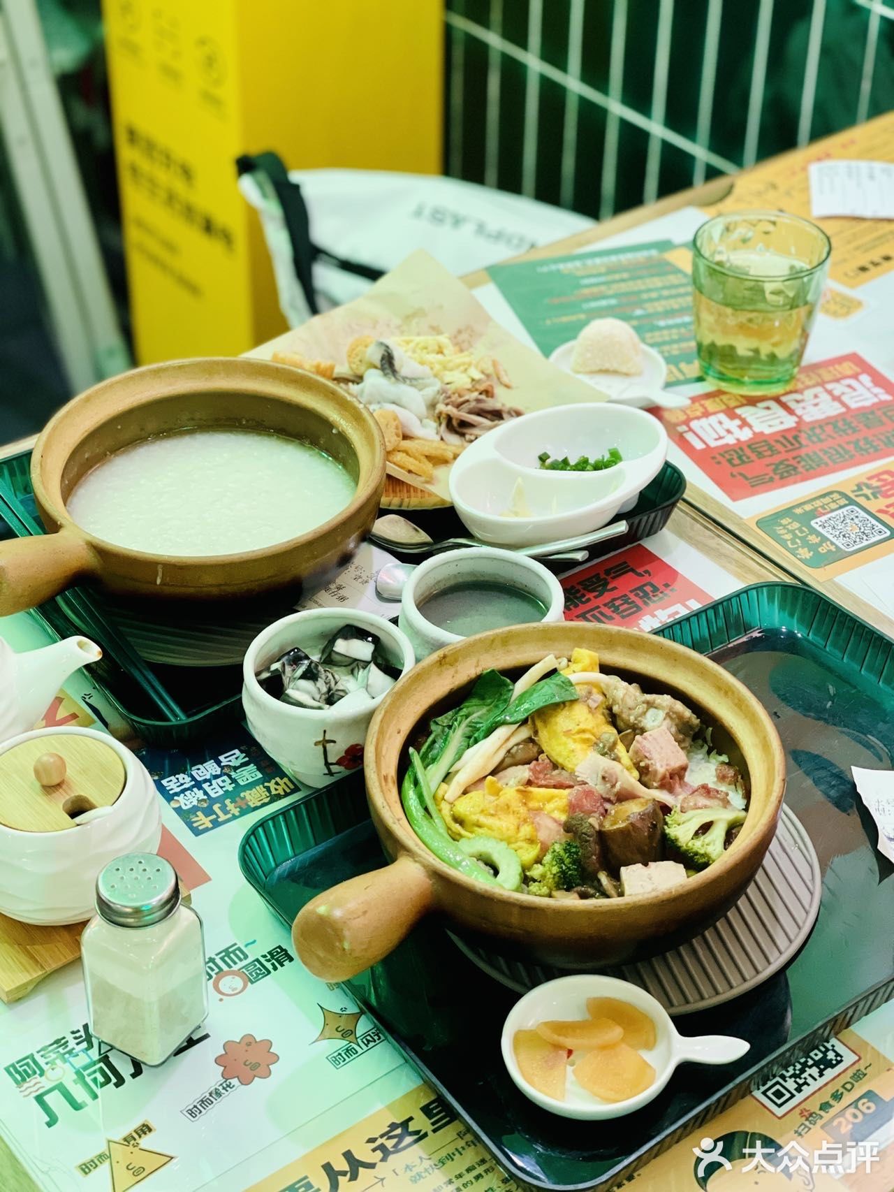 ·煲仔饭菜比饭多，吃起来才过瘾！