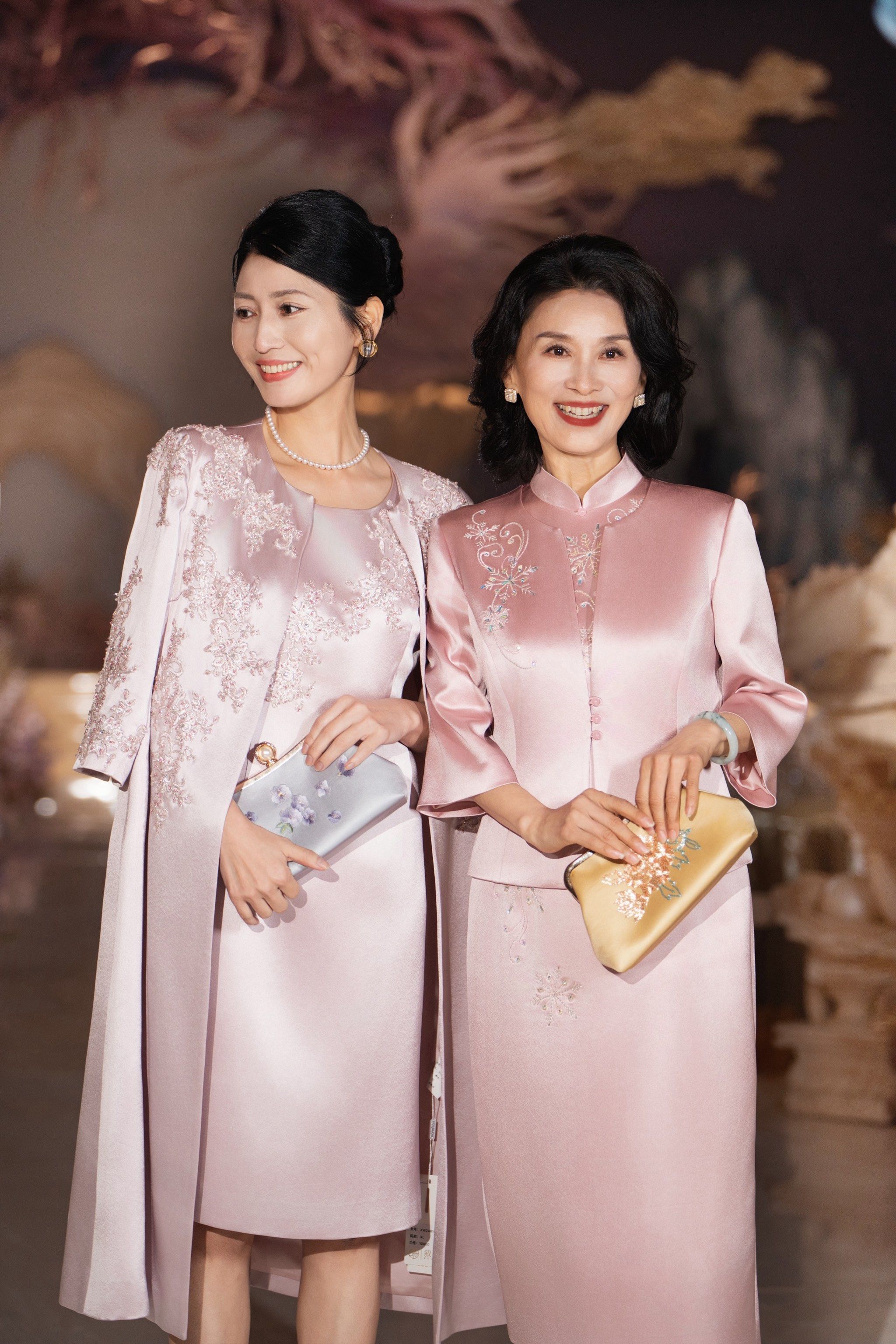 粉色妈妈装婚礼上太惊艳啦❗️❗️