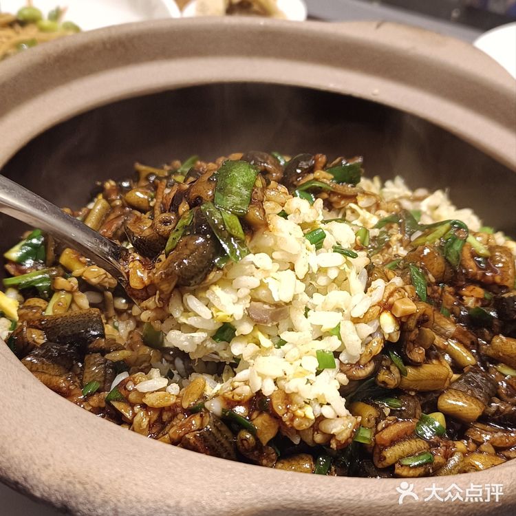 老门东的这家侯品。这么说吧，能把姓氏放在店招上的