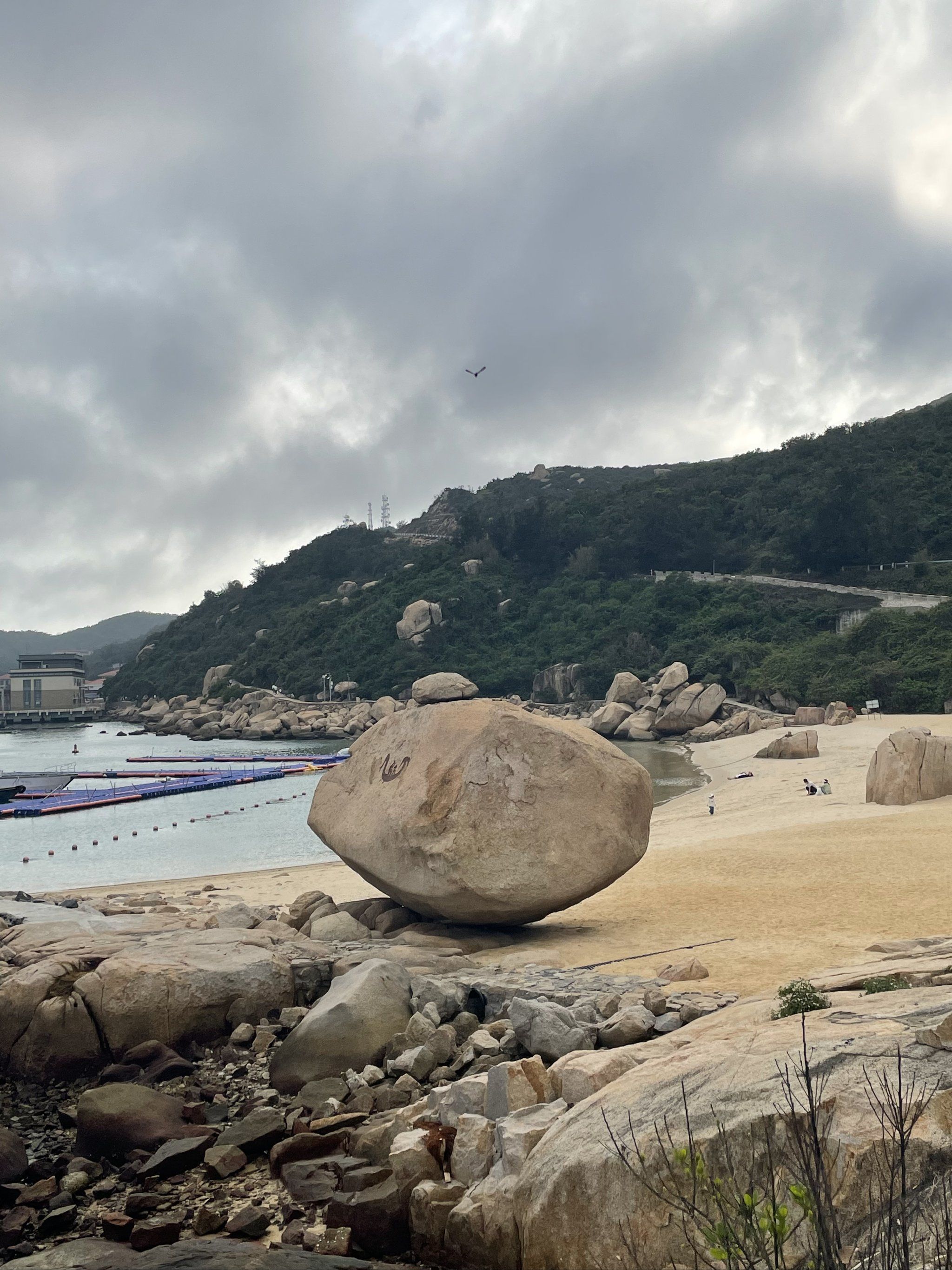 东澳岛沙滩棒棒哒还有海钓的人港口左侧人少很隐蔽