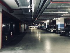 -绿地缤纷城-停车场