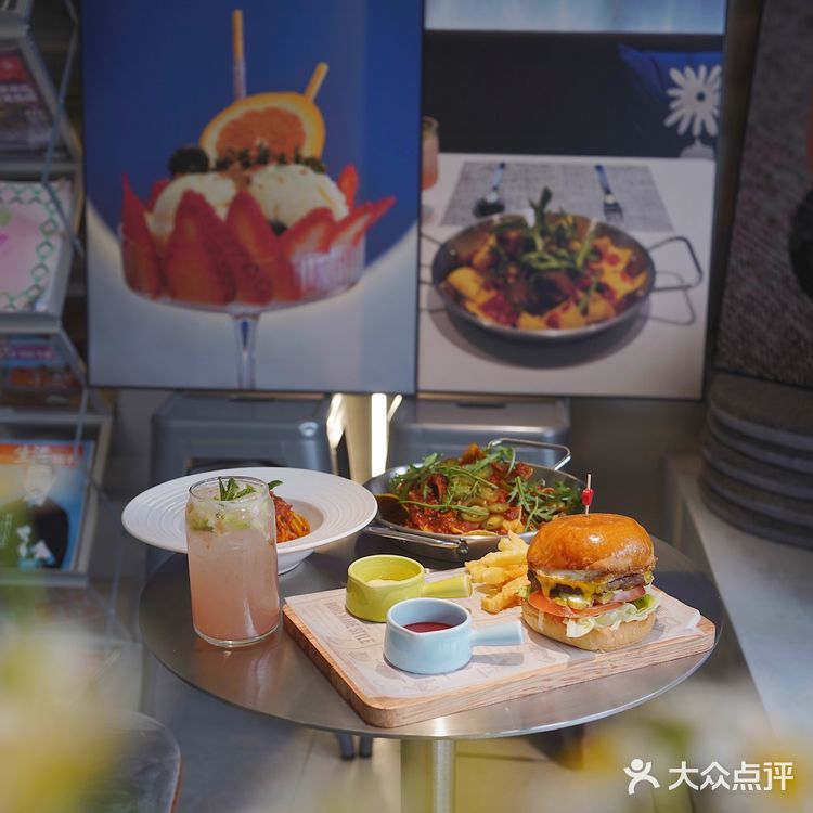 爱上这片克莱因蓝‼️堪比摄影基地🤩滨江坠出片咖啡 汉堡香迷糊叻