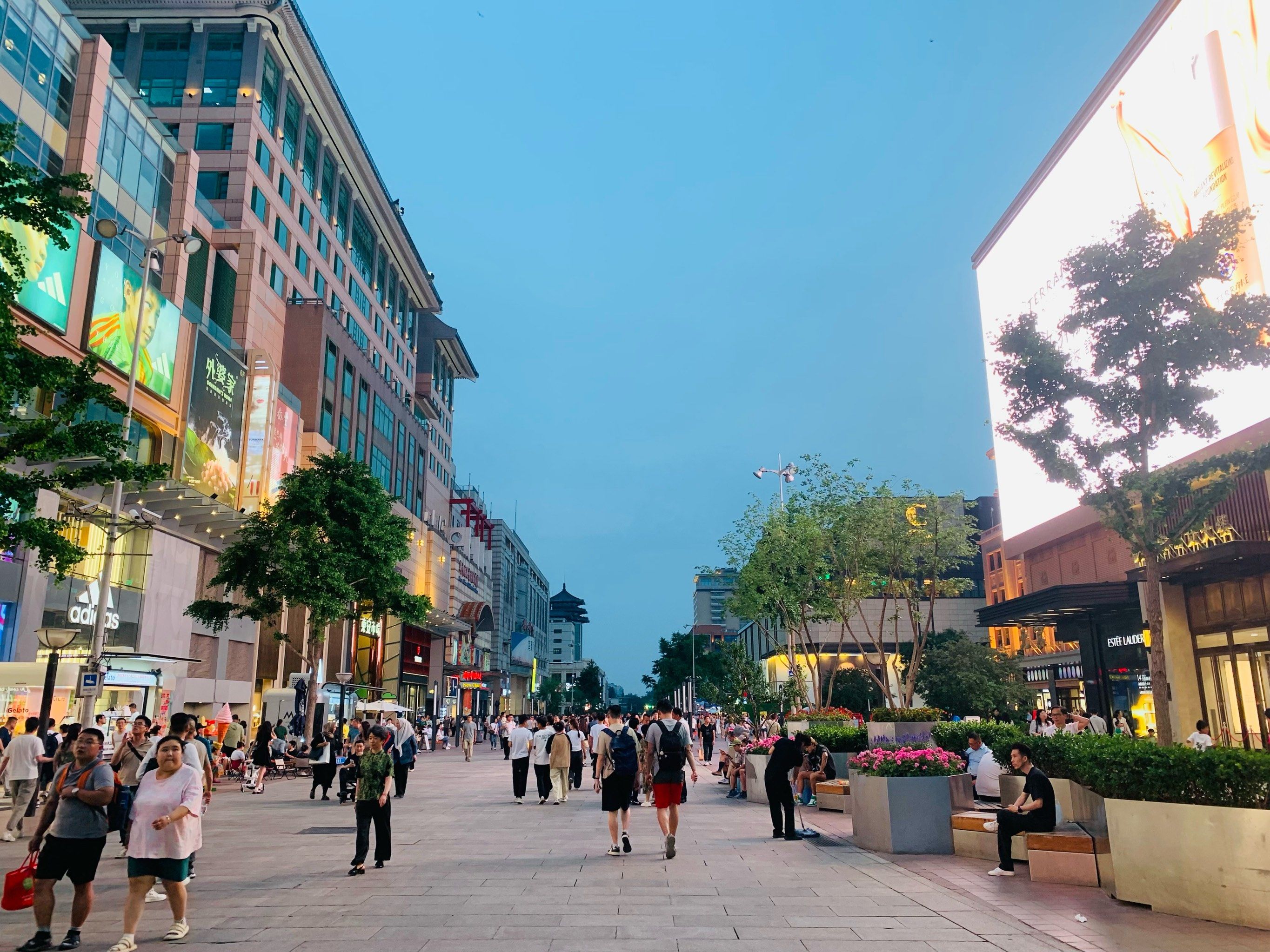 人潮涌动的购物热潮