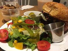 经典牛肉汉堡-HELLO 27 意面·沙拉·帕尼尼