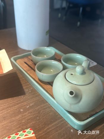 店里环境非常高！还有现起的茶叶，服务人员小杨态度特别