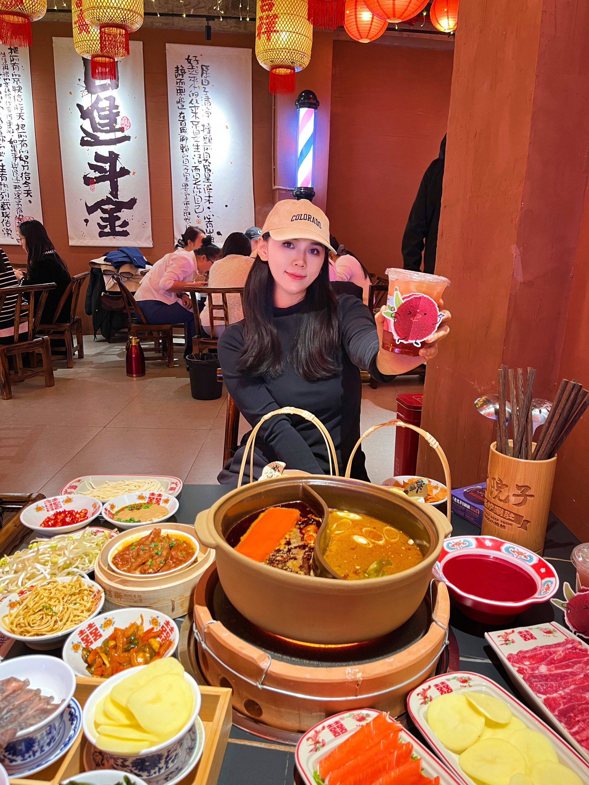 老院子氛围感满满,他家可以围炉煮茶➕泥炉涮肚✅
火锅选了牛油