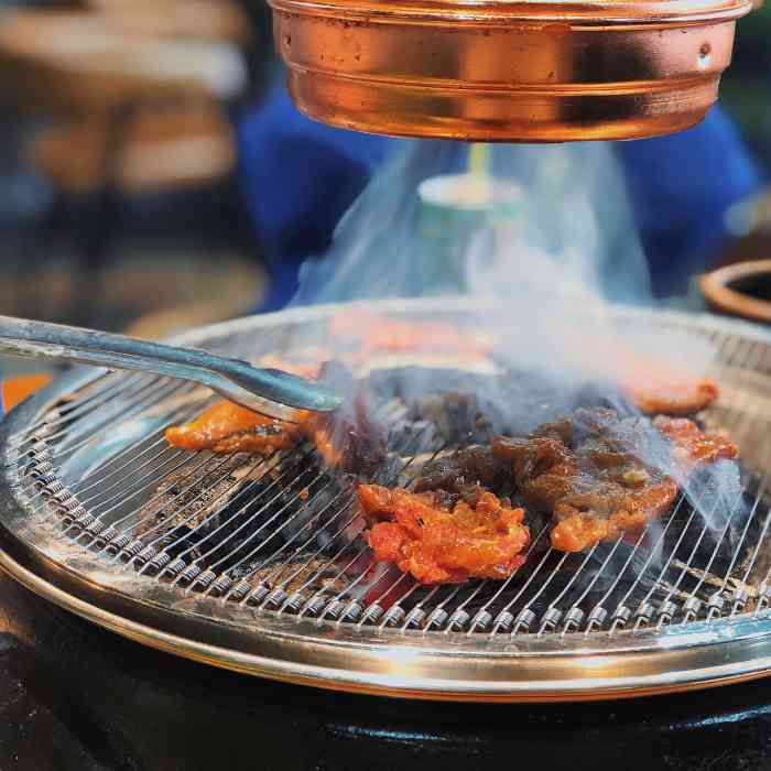 喜牛新派炭火烤肉-"看着点评去的,第一次去,挨着利群广场,在.
