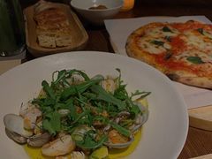 温热海鲜沙拉配牛油果-Mercato莫卡多露台餐厅与酒吧(K11店)