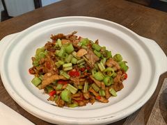 马家沟芹菜炒肉-俏东方·海味水饺·青岛菜(崂山店)