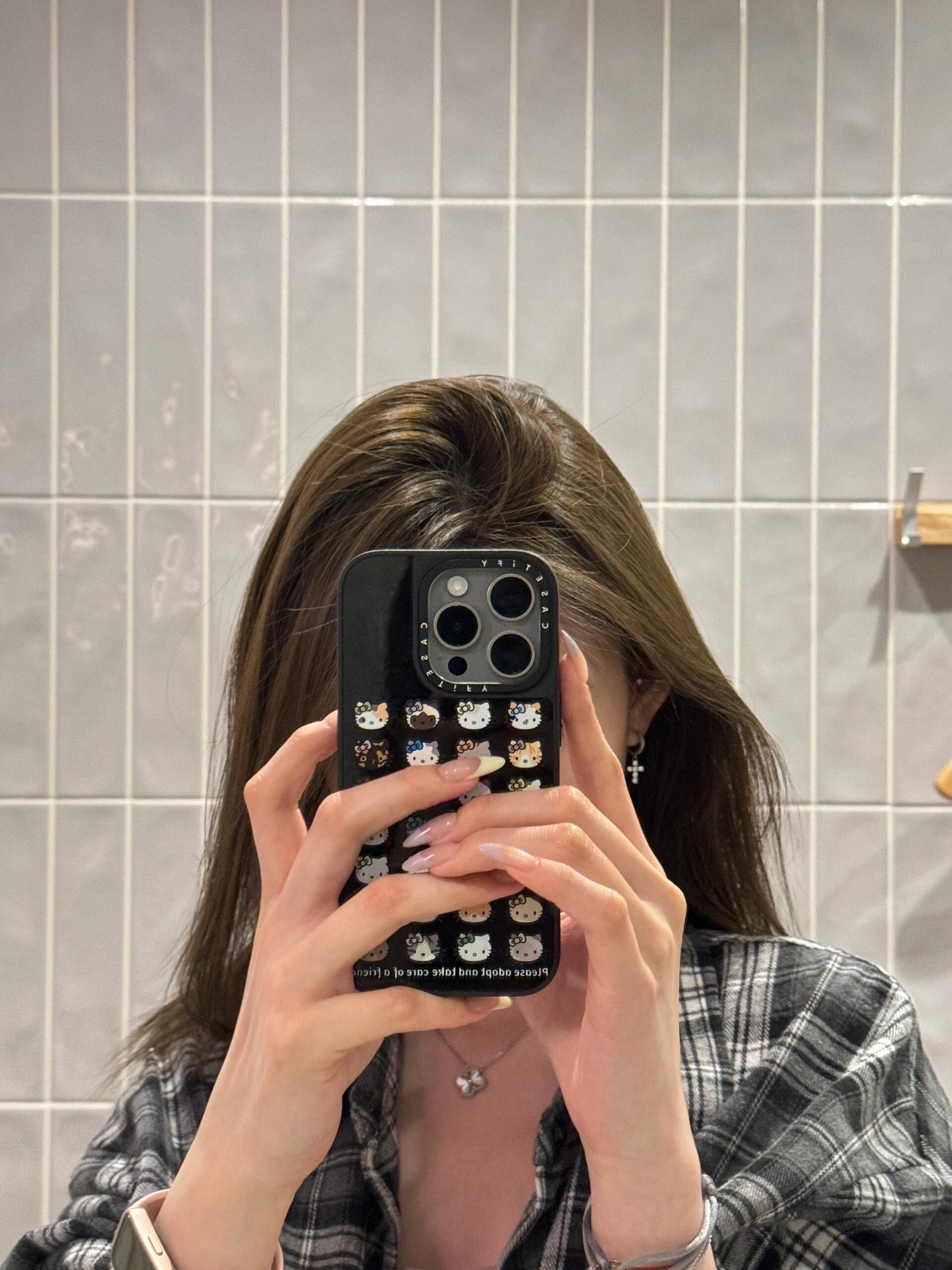 无聊去理发店染个头发吧 看看好不好看