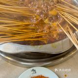 鲜牛肉🥩大腰片🍢看着火车吃着串串儿[调皮]