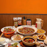 会主动介绍他们家的的招牌酸菜鱼 几乎是每桌必点！