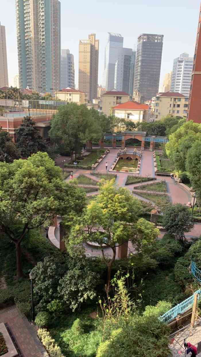 东方剑桥御庭苑小区-停车场-"保安叔叔说那是杜公馆/ 办事去小区停车