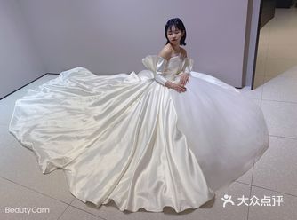 今年是真的非常流行缎面婚纱啦，胸前的立体剪裁抓褶欧根