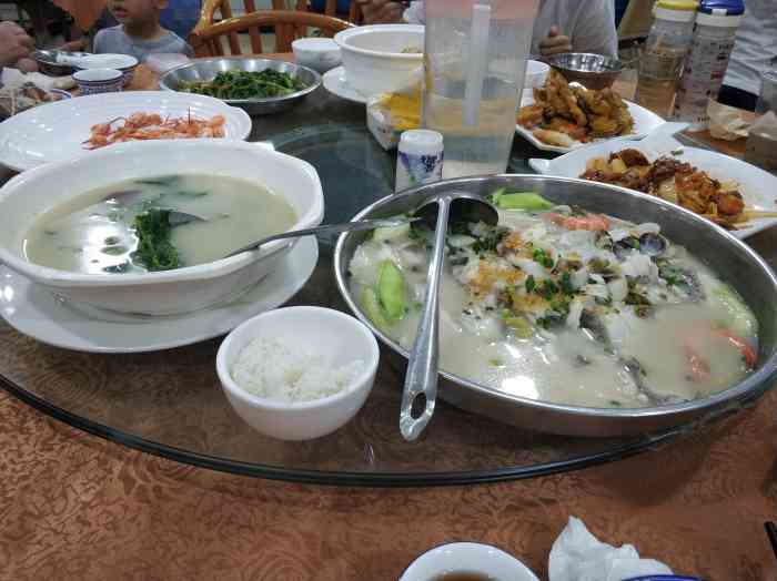 很久没来这种山庄吃饭,晚来一点都没位置