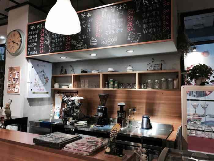 半亩堂书店(西城红场店)-"想去书店转转,红场只有负一层有这一家书店.