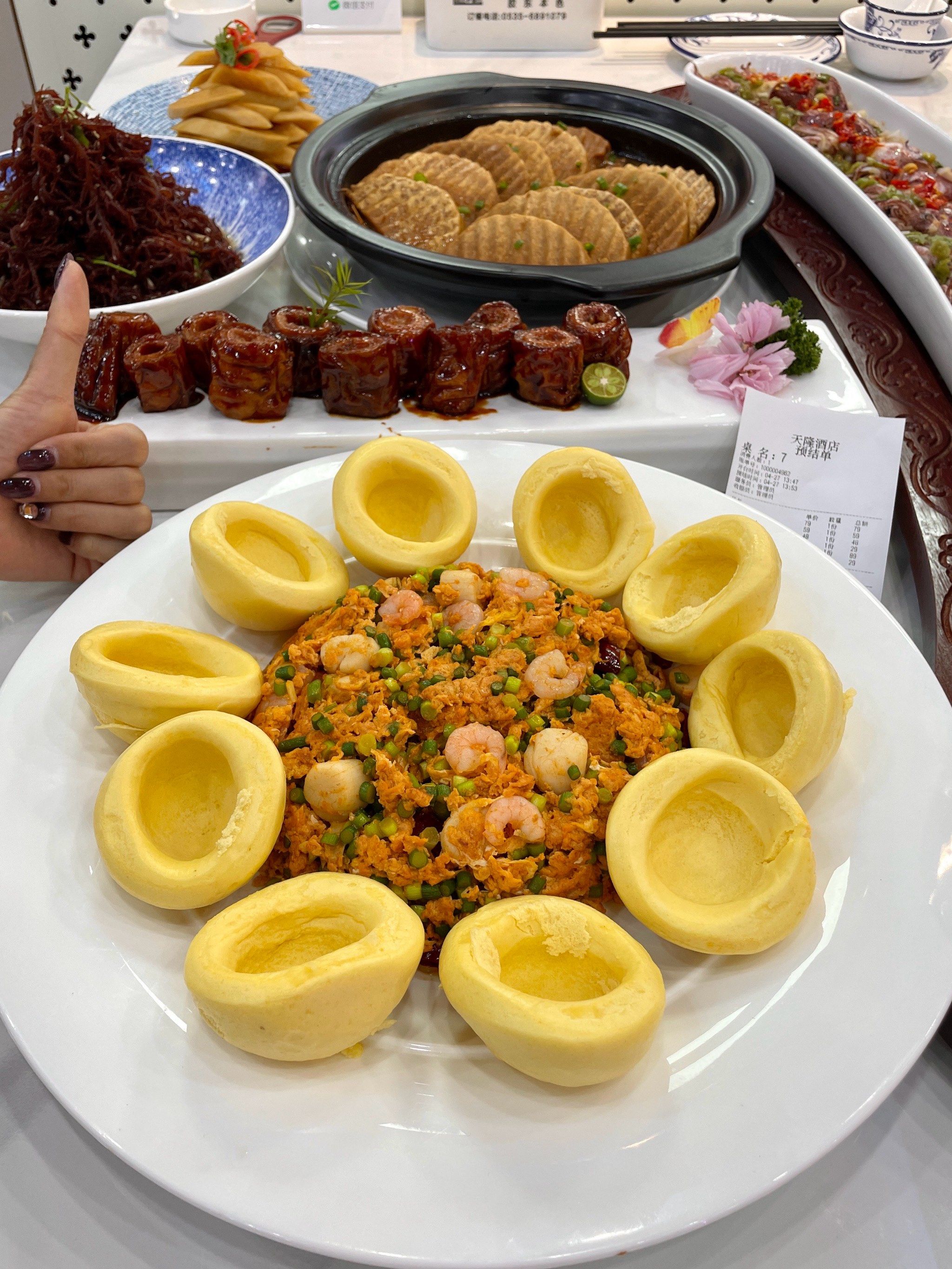 能看得到 
做的都是地地道道的胶东菜～
有大厅有包间 请客