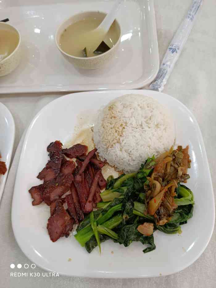 走走走走走路过肥仔烧腊茶餐厅,看着里面的人还蛮多的,外面杂牌写着