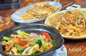 Stir-fried Rice Noodles with Egg and Meat