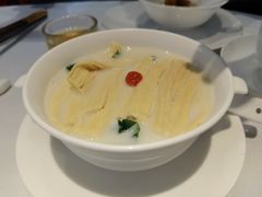 鲜鱼汤煮豆苗-粤界(望京金辉店)